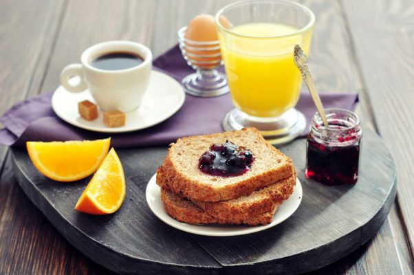 Cần ăn uống đủ dưỡng chất vào buổi sáng